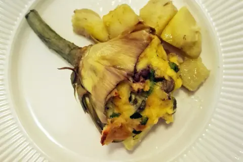 Gefüllte Artischocke mit Kartoffeln, ein köstliches Gericht, das zeigt, wie vielseitig rezepte mit frischen artischocken sein können.