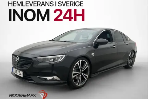 Svart Opel Insignia, redo för hemleverans i Sverige inom 24 timmar. En elegant sedan med sportiga fälgar.