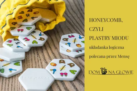 Sześciokątne płytki z motywami pszczół, kwiatów i niedźwiedzi, część gry Honeycomb, czyli plastry miodu.
