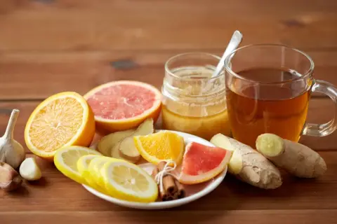 Naturalne domowe sposoby na ból gardła: czosnek, cytryna, pomarańcza, grejpfrut, miód, imbir i cynamon.