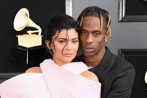 Kylie Jenner i Travis Scott na gali Grammy, blisko siebie, z Grammy w tle.