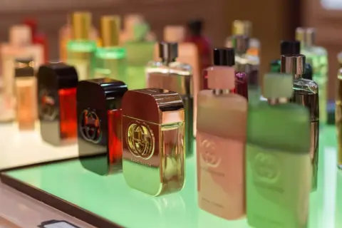 Czym się różni tester od perfum? Odkryj kluczowe różnice i zalety