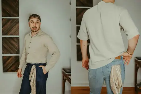 Mężczyzna pokazuje, jak zawiązać bandanę na spodniach, jako modny dodatek.
