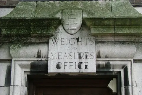 Napis "Weights and Measures Office" nad drzwiami, symbolizuje miarę długości w Anglii.