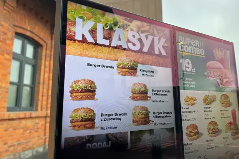Burger Drwala to klasyk, który w wersji z kurczakiem, żurawiną lub chrzanem kusi podwójną porcją mięsa i chrupiącymi dodatkami.