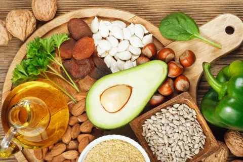 Reichhaltige Lebensmittel wie Nüsse, Samen, Avocado und Öl zeigen die positive **Vitamin E Wirkung Haut**.