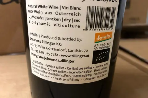 Etikett eines Weißweins aus Österreich, der Sulfite enthält.