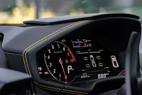 Cruscotto digitale con tachimetro, indicatore pressione pneumatici e temperatura. Per sapere dove vedere allestimento auto sul libretto, consulta il manuale.