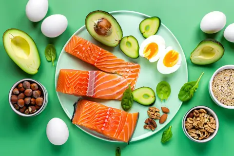 Łosoś, awokado, jajka i orzechy – składniki idealne na dietę przy wysokim cholesterolu.
