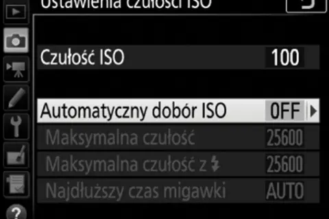 Menu aparatu: ustawienia czułości ISO. Widoczna opcja "Automatyczny dobór ISO" jest wyłączona (OFF). Użytkownik może wybrać tryb manualny w aparacie.