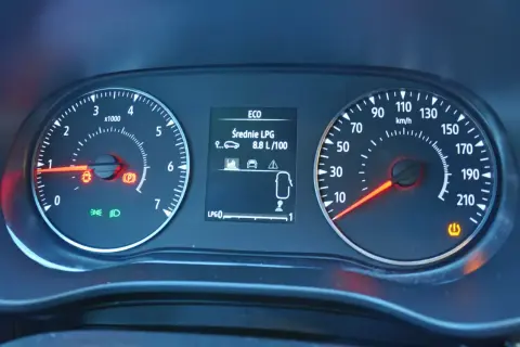 Dacia Sandero: kontrolki informują o średnim spalaniu LPG 8.8 L/100km, ciśnieniu w oponach i trybie ECO.