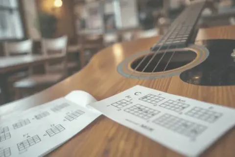 Jak zagrać na gitarze zawsze tam gdzie ty - łatwe akordy i techniki