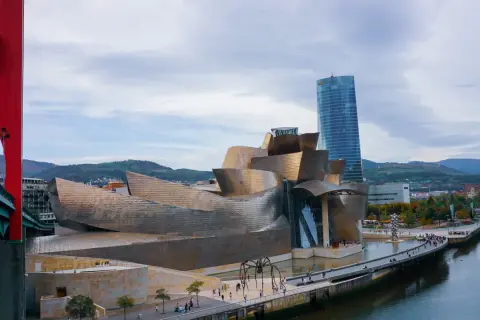 Museo Guggenheim y el puente rojo, icónicos lugares que ver cerca de Bilbao.