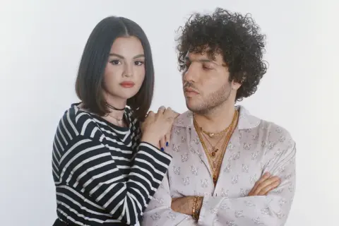 Selena Gomez i Benny Blanco w zbliżeniu, ona opiera rękę na jego ramieniu.