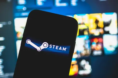 Smartfon z logo Steam. Dowiedz się, jak sprawdzić wartość konta Steam i jego zawartość.