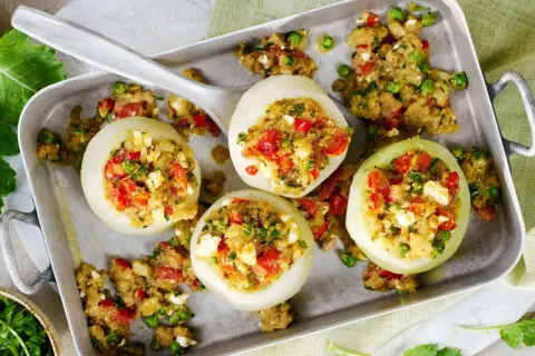 Gefüllte Kohlrabi-Schiffchen mit Quinoa, Tomaten und Erbsen. Köstliche Kohlrabi Rezepte für ein leichtes Gericht.