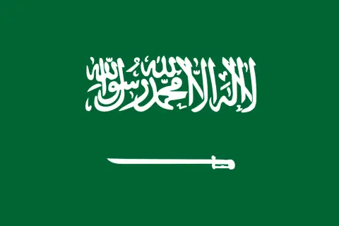 Flaga Arabii Saudyjskiej z napisem i szablą. Planujesz podróż? Sprawdź wymagania dotyczące wizy do Arabii Saudyjskiej.