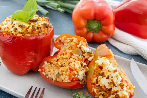 Gefüllte Paprikaschoten mit Reis und Feta – ein köstliches paprikaschoten rezept. Frisch, bunt und lecker!