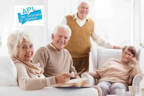Quatre seniors souriants discutent autour d'un livre. Le logo APL "Aide Personnelle au Logement" suggère une aide pour le montant APL en EHPAD.