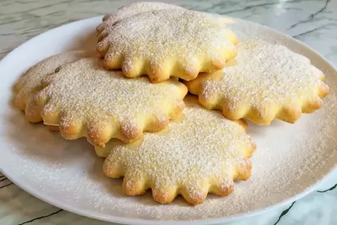 Pyszne, puszyste ciasteczka posypane cukrem pudrem. Idealne do kawy, jako inspiracja na przepis na ciastka.