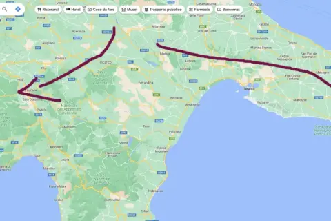 Un viaggio in auto attraverso il Cilento, con una linea viola che indica un percorso da Lucania fino a Lecce.