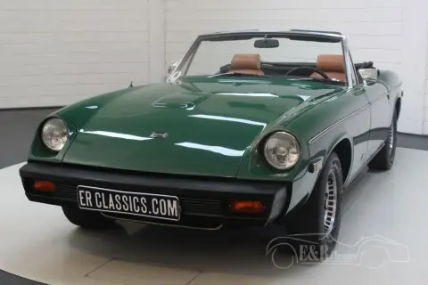 Grön Jensen Healey cabriolet med bruna säten. En klassisk sportbil redo för en solig dag.