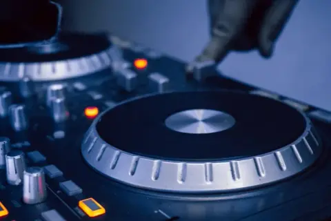 Twój pierwszy kontroler DJ: Jak uniknąć błędów i zacząć miksować?