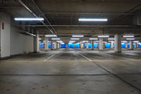 Puste, oświetlone miejsce parkingowe. Idealne do wynajmu miejsca parkingowego, gdzie Twój samochód będzie bezpieczny.