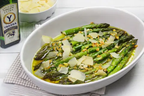 Espárragos salteados con ajo y queso parmesano, una de las mejores recetas con espárragos.