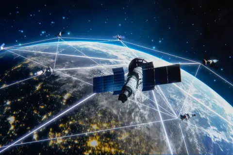 Satelity tworzą sieć Starlink wokół Ziemi, łącząc się ze sobą i oświetlając nocne miasta.