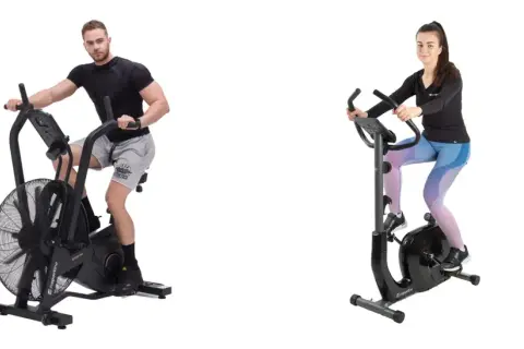 Mężczyzna i kobieta ćwiczą na rowerach stacjonarnych.