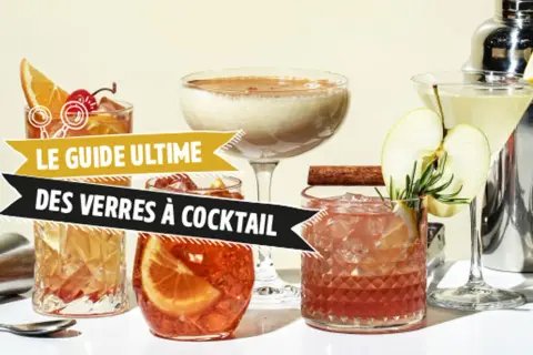 Le guide ultime des verres à cocktail présente divers types de verre cocktail, garni de fruits et d'épices.
