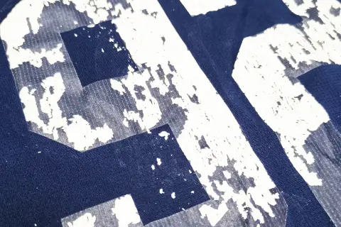 Jak pozbyć się naklejki z bluzy bez uszkodzenia materiału?