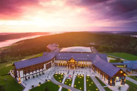 Hotel Arłamów w malowniczej scenerii o zachodzie słońca. Sprawdź hotel Arłamów ceny i zarezerwuj pobyt.