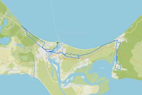 Mapa z zaznaczonymi trasami rowerowymi Świnoujście i okolicami, prowadzącymi przez tereny nadmorskie i leśne.