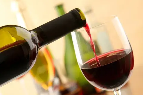 Czy czerwone wino obniża cukier? Odkryj jego wpływ na zdrowie