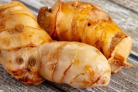 Trzy korzenie galangalu, przyprawy o intensywnym aromacie. Galangal co to? To egzotyczny imbir, który dodaje potrawom pikanterii.
