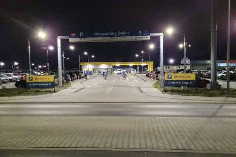 Ile kosztuje parking na lotnisku w Krakowie? Sprawdź ceny i opcje