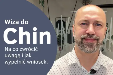 Wiza do Chin: poradnik, jak wypełnić wniosek i na co zwrócić uwagę. Mężczyzna z brodą uśmiecha się do kamery.