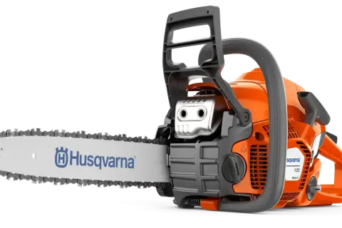 Pomarańczowa piła łańcuchowa Husqvarna 135 Mark II. Sprawdź husqvarna 135 dane techniczne, by poznać jej możliwości.