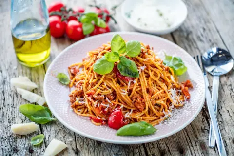 Jak zrobić spaghetti z gotowym sosem w 15 minut - proste i pyszne