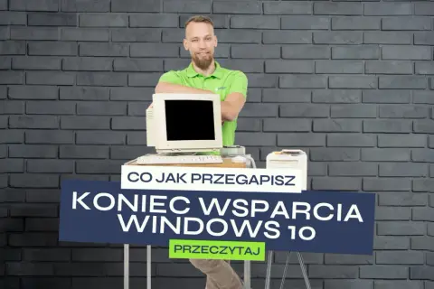 Mężczyzna w zielonej koszulce stoi obok starego komputera z monitorem CRT. Na ekranie widnieje napis "Koniec wsparcia Windows 10".
