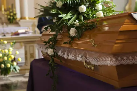 Ile księdzu za pogrzeb? Poznaj koszty i ukryte wydatki