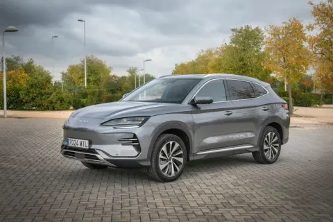 Gris BYD Seal SUV estacionado en un camino de adoquines, listo para una prueba de manejo.
