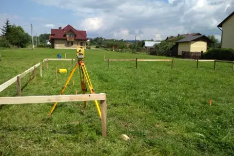 Ile kosztuje geodeta wytyczenie budynku? Sprawdź, co wpływa na ceny