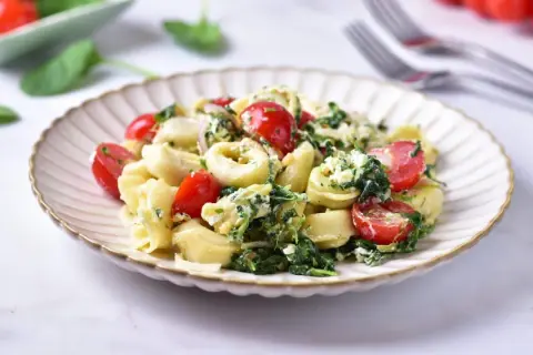 Pyszne tortellini z pomidorkami i szpinakiem, idealne do wypróbowania w ramach ricotta przepisy.