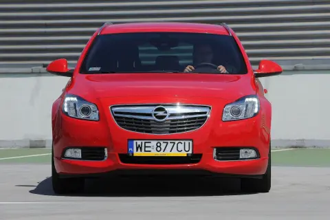 Czerwony Opel Insignia z tablicą WE 877CU. Poznaj jego imponujące opel insignia wymiary i styl.