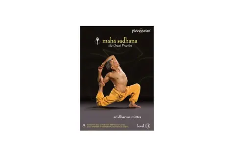 Sri Dharma Mittra en una pose de yoga desafiante en la portada de "Maha Sadhana".