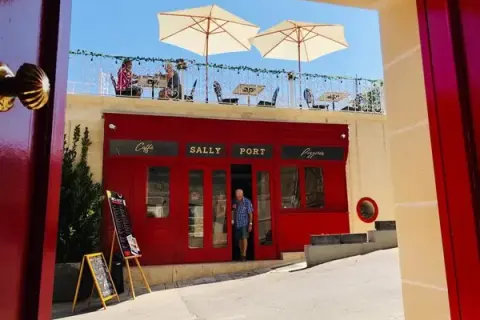 Gdzie zjeść w Marsaxlokk? Odkryj najlepsze restauracje z owocami morza