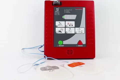 Jak działa defibrylator? Impuls elektryczny ratujący życie